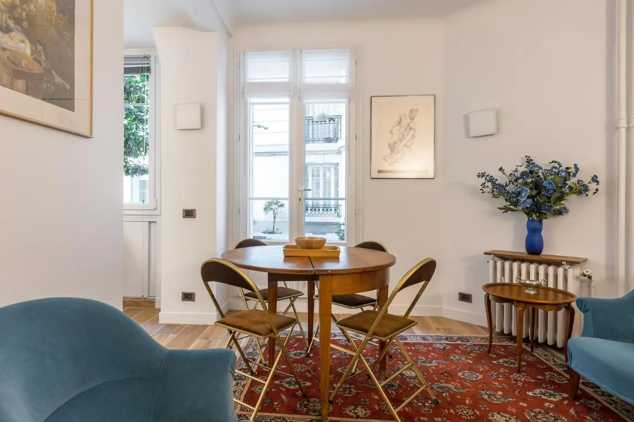 Veeve - Almond Blossom Paris Apartment